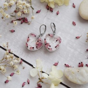 Náušnice Vres srdiečka biele 3666 A CHO <br><p class="stock in-stock s_in_stock_color can_be_backordered_color woo-custom-stock-status">Skladom 4 ks (aj na objednávku)</p>