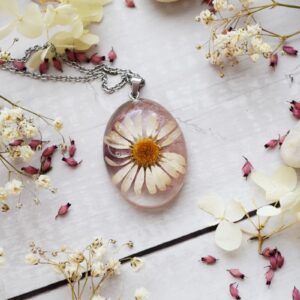 Náhrdelník Kamilka a vlčí mak ovál 3667 A CHO <br><p class="stock in-stock s_in_stock_color can_be_backordered_color woo-custom-stock-status">Skladom 2 ks (aj na objednávku)</p>