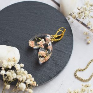Náušnice Lososová gypsomilka lístky 3723 B CHO <br><p class="stock in-stock s_in_stock_color can_be_backordered_color woo-custom-stock-status">Skladom 1 ks (aj na objednávku)</p>