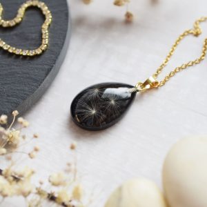 Náhrdelník Čierna púpava na zlate slza 3775 A CHO <br><p class="stock in-stock s_in_stock_color can_be_backordered_color woo-custom-stock-status">Skladom 1 ks (aj na objednávku)</p>