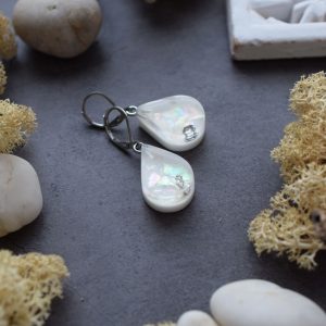 Náušnice Biela perleť slzičky 3793 A CHO <br><p class="stock in-stock s_in_stock_color can_be_backordered_color woo-custom-stock-status">Skladom 5 ks (aj na objednávku)</p>