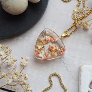 Náhrdelník Lososová gypsomilka trojuholník 3825 A CHO <br><p class="stock in-stock s_in_stock_color can_be_backordered_color woo-custom-stock-status">Skladom 2 ks (aj na objednávku)</p>