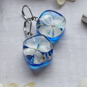 Náušnice Zimná hortenzia štvorce 3895 B CHO <br><p class="stock in-stock s_in_stock_color can_be_backordered_color woo-custom-stock-status">Skladom 1 ks (aj na objednávku)</p>