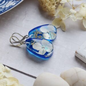 Náušnice Zimná hortenzia slzy 3897 B CHO <br><p class="stock in-stock s_in_stock_color can_be_backordered_color woo-custom-stock-status">Skladom 1 ks (aj na objednávku)</p>
