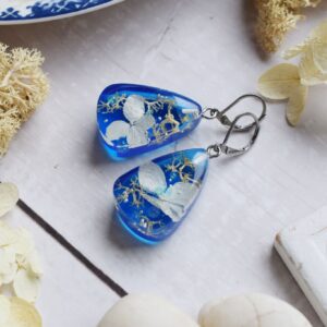 Náušnice Zimná hortenzia 3-uholníky 3900 B CHO <br><p class="stock in-stock s_in_stock_color can_be_backordered_color woo-custom-stock-status">Skladom 1 ks (aj na objednávku)</p>