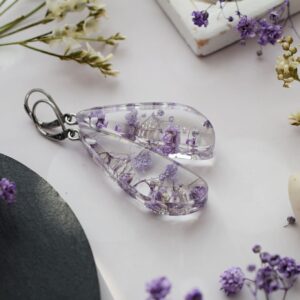 Náušnice fialová gypsomilka 3-uholníky dlhé 3840 A CHO <br><p class="stock in-stock s_in_stock_color can_be_backordered_color woo-custom-stock-status">Skladom 1 ks (aj na objednávku)</p>