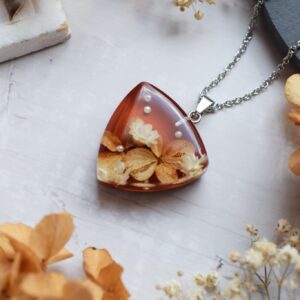 Náhrdelník Hnedá hortenzia 3-uholník 3867 A CHO <br><p class="stock available-on-backorder available_on_backorder_color woo-custom-stock-status">na objednávku (dodanie 4-5 týždňov)</p>