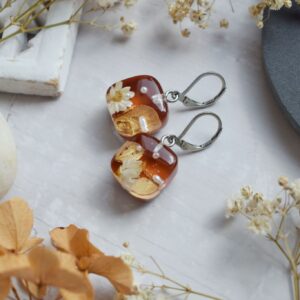 Náušnice Hnedá hortenzia štvorce 3873 B CHO <br><p class="stock in-stock s_in_stock_color can_be_backordered_color woo-custom-stock-status">Skladom 3 ks (aj na objednávku)</p>
