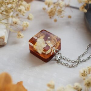 Náhrdelník Hnedá hortenzia kocka 3874 A CHO <br><p class="stock available-on-backorder available_on_backorder_color woo-custom-stock-status">na objednávku (dodanie 4-5 týždňov)</p>