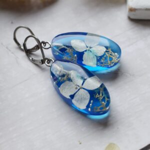 Náušnice zimná hortenzia ovály 3892 B CHO <br><p class="stock in-stock s_in_stock_color can_be_backordered_color woo-custom-stock-status">Skladom 4 ks (aj na objednávku)</p>