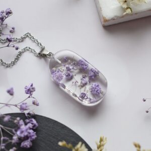 Náhrdelník Fialová gypsomilka ovál 3923 A CHO <br><p class="stock in-stock s_in_stock_color can_be_backordered_color woo-custom-stock-status">Skladom 1 ks (aj na objednávku)</p>